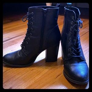 Express black boots with zipper on the side